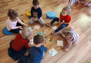 Dzieci grają w "Bingo"
